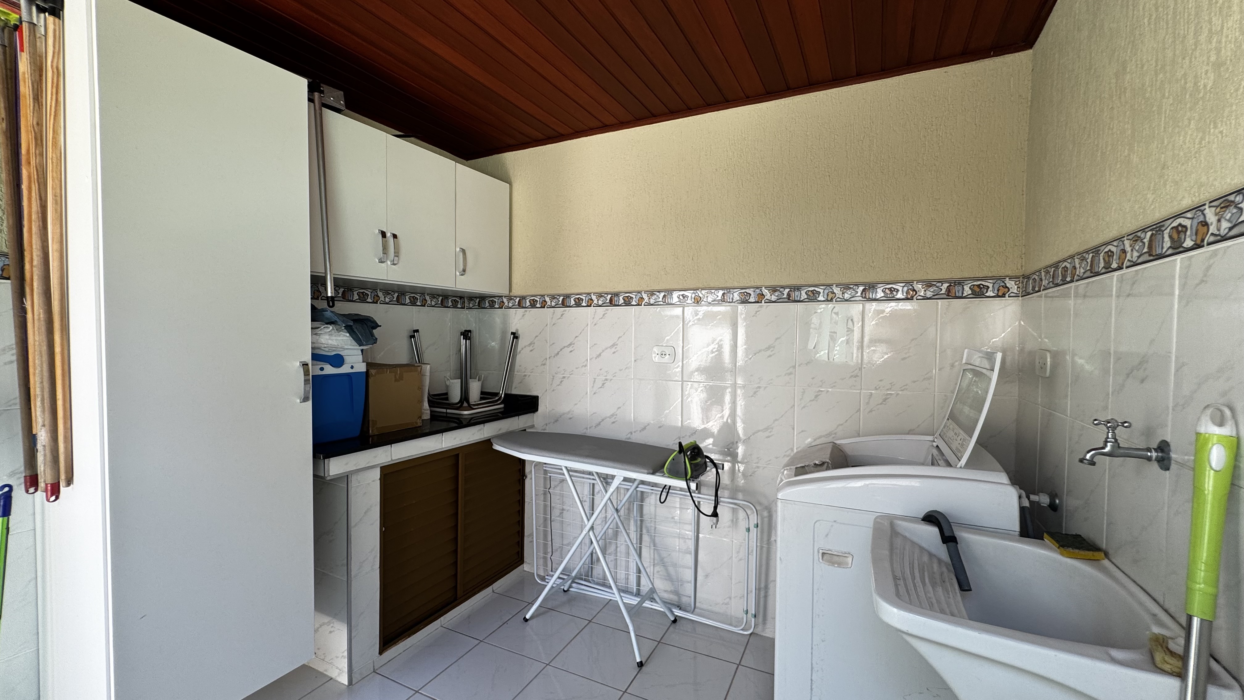 Casa à venda com 3 dormitórios no Condomínio Real Ville em Pindamonhangaba/SP.