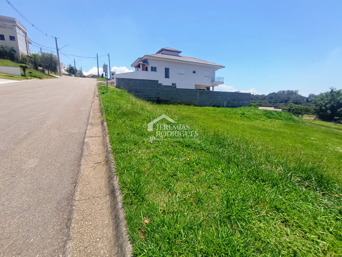 Terreno à venda com 412 m² no Condomínio Reserva dos Lagos em Pindamonhangaba/SP.