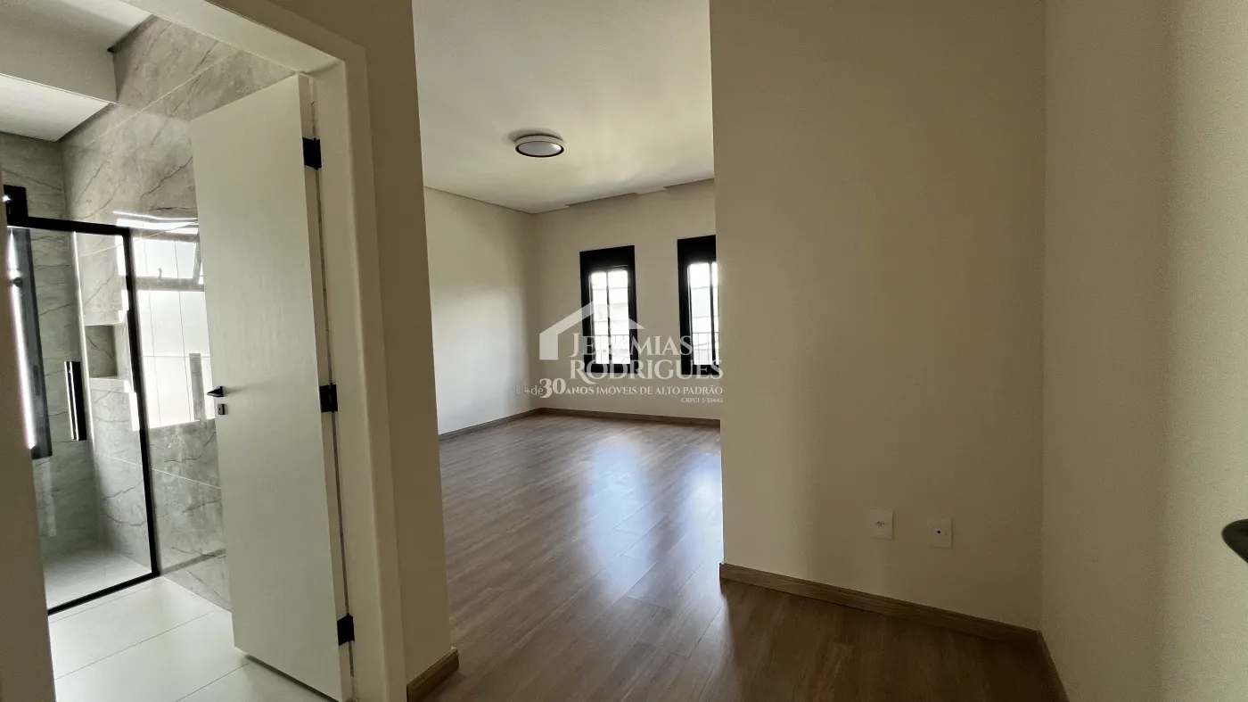 Casa assobradada à venda com 3 suítes no Condomínio e Ouro Ville em Taubaté/SP.