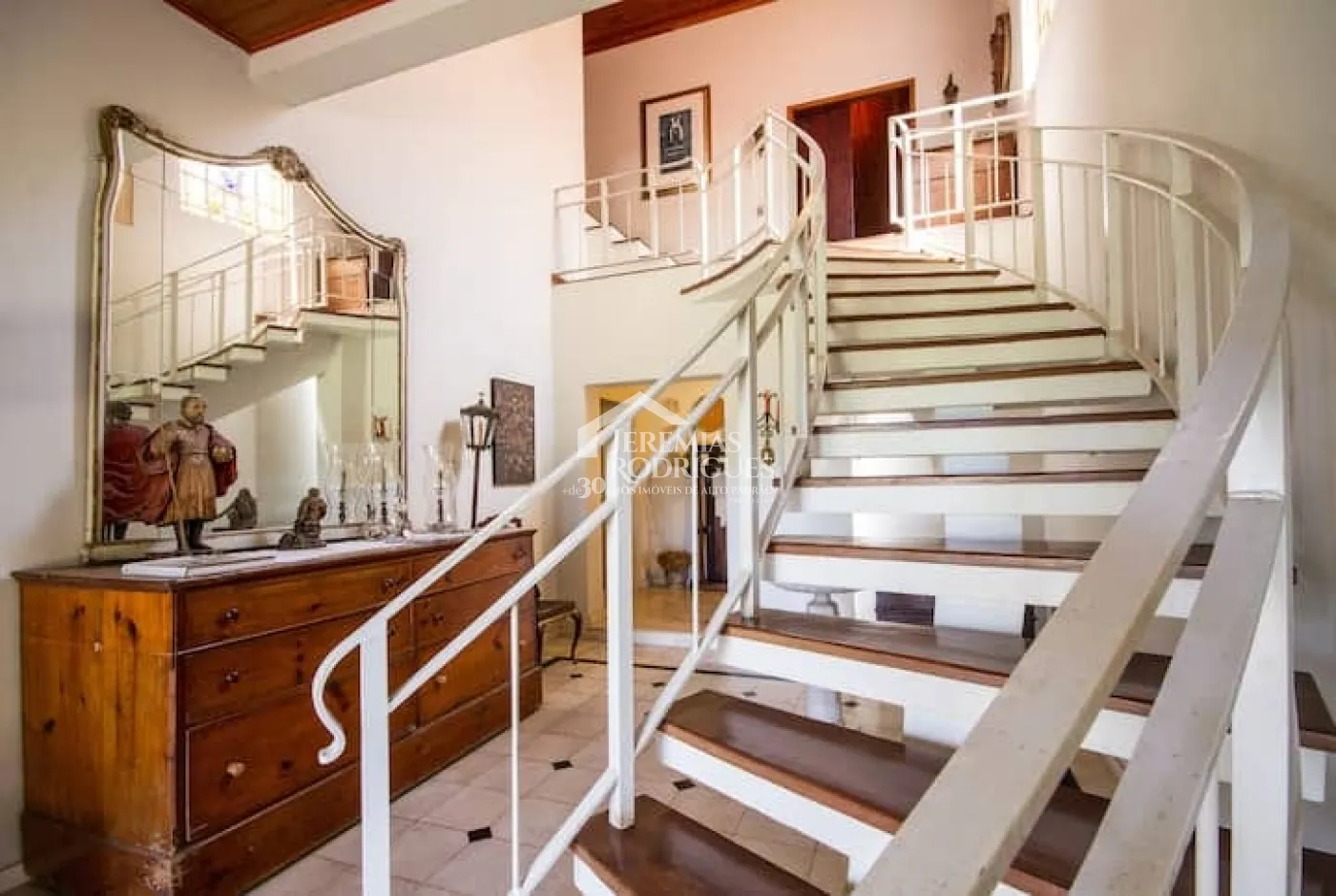 Casa à venda com 4 suítes no bairro Descansópolis em Campos do Jordão/SP.