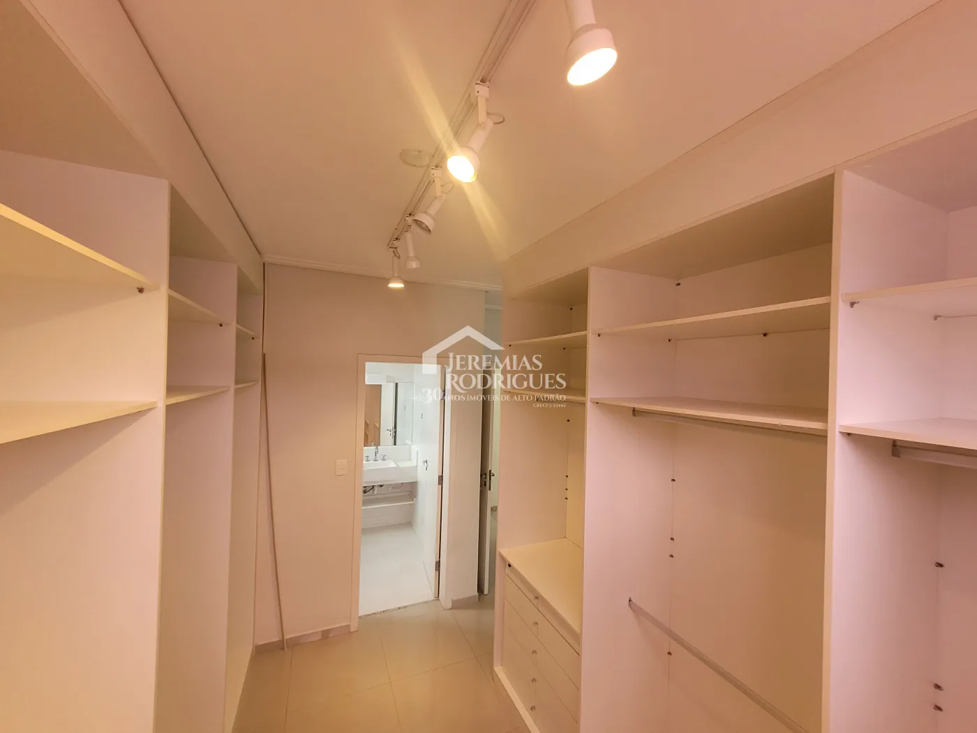 Casa para venda e locação com 3 dormitórios no Condomínio Campos do Conde I em Tremembé/SP