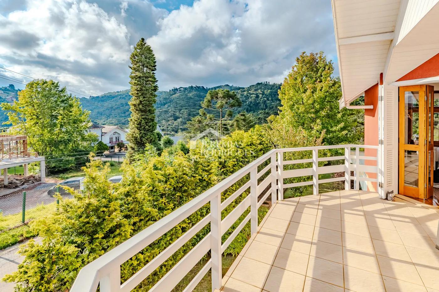 Casa assobradada à venda com 3 dormitórios no Condomínio Aldeia Austríaca em Campos do Jordão/SP.