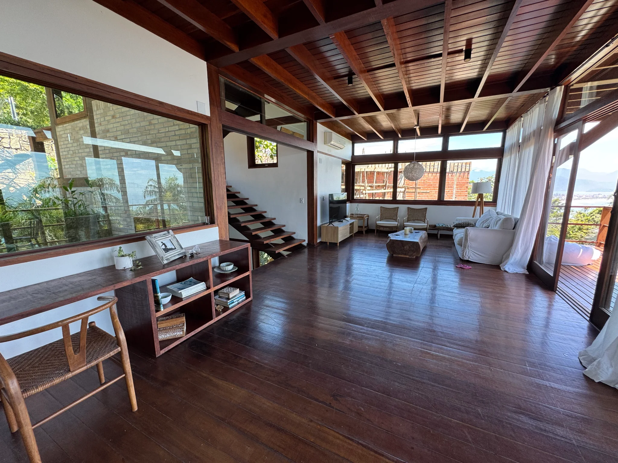 Casa à venda com 3 suítes no Condomínio Ponta das Toninhas em Ubatuba/SP. 