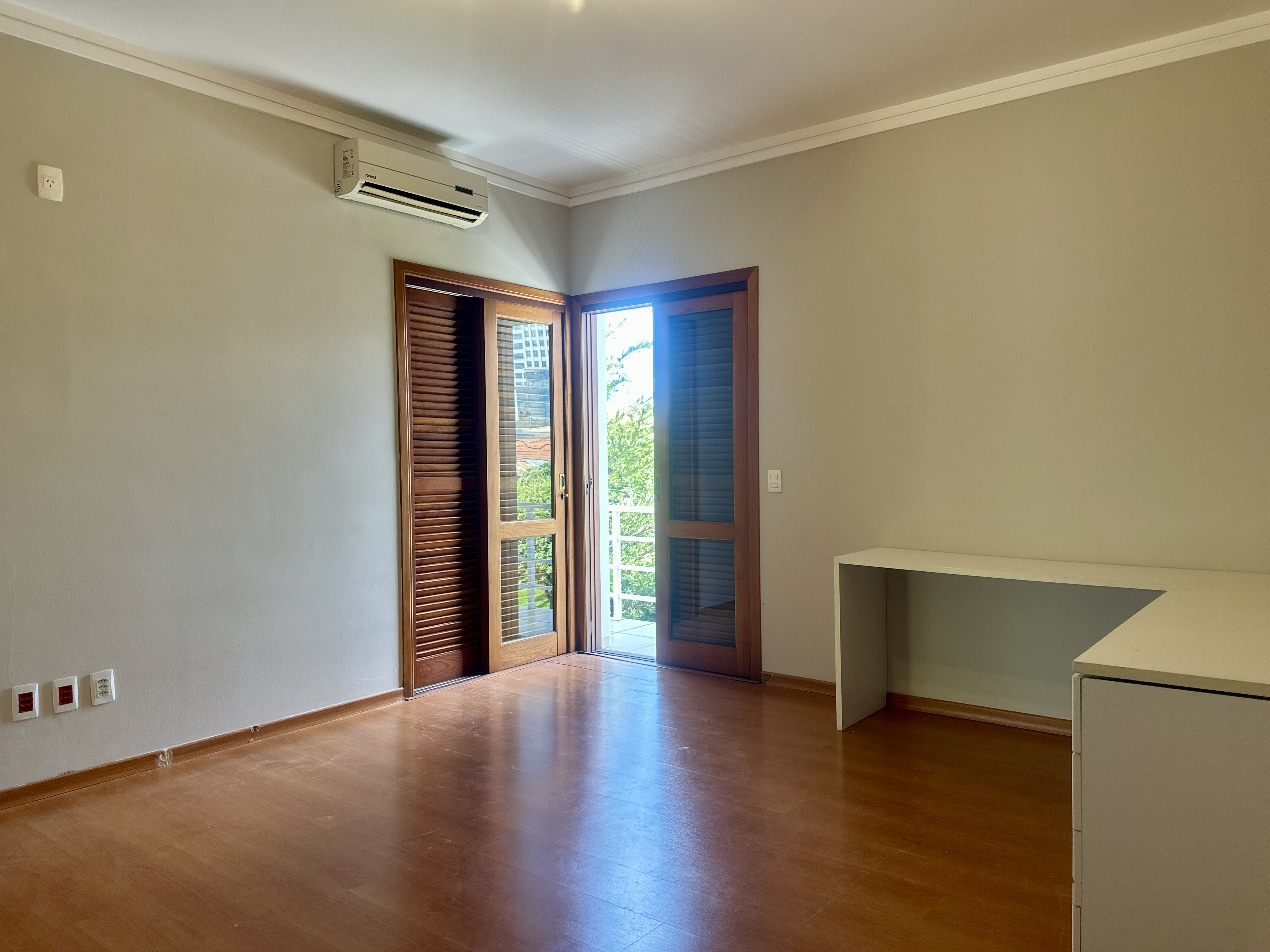 Casa para locação com 3 suítes no Condomínio Taubaté Village em Taubaté/SP. 