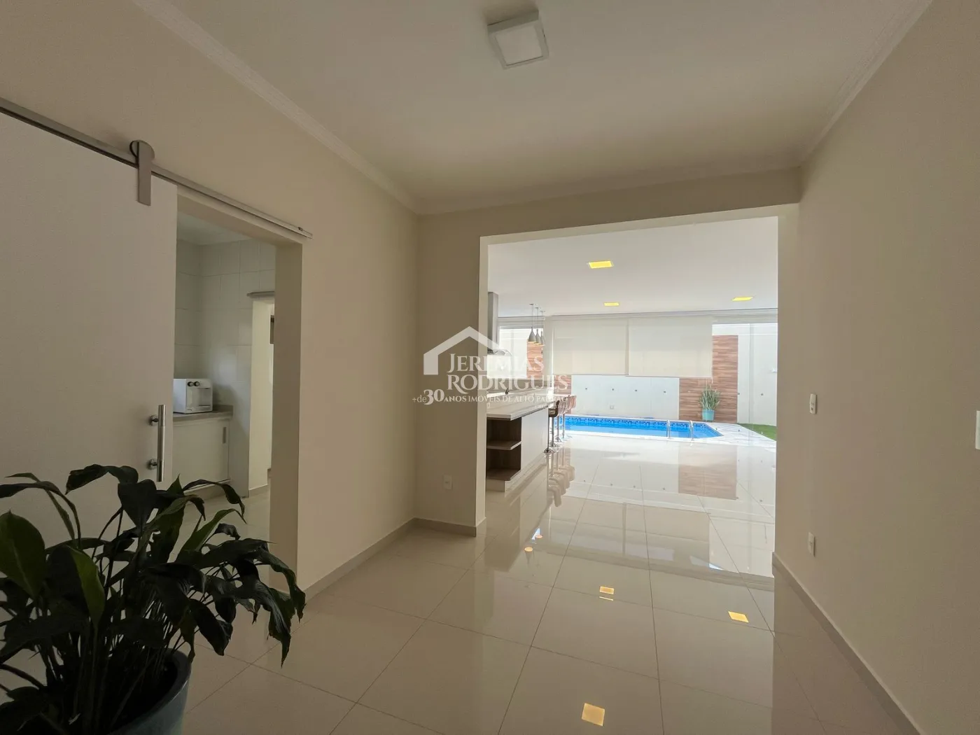 Casa à venda com 4 suítes no Condomínio Taubaté Village em Taubaté/SP.