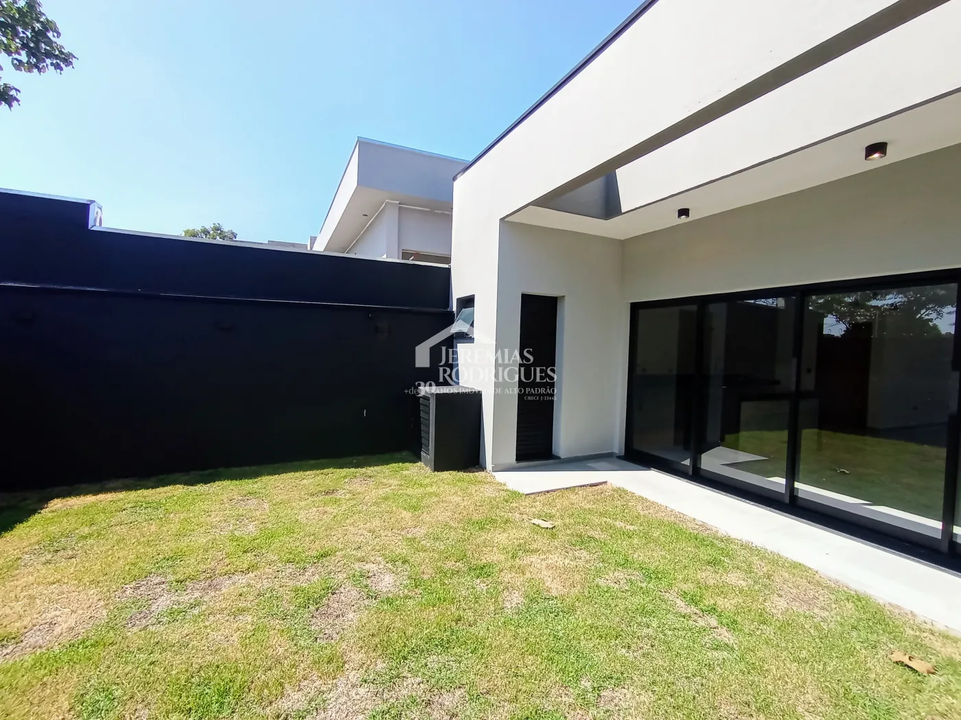 Casa à venda com 3 suítes no Condomínio Quinta das Palmeiras em Taubaté/SP.