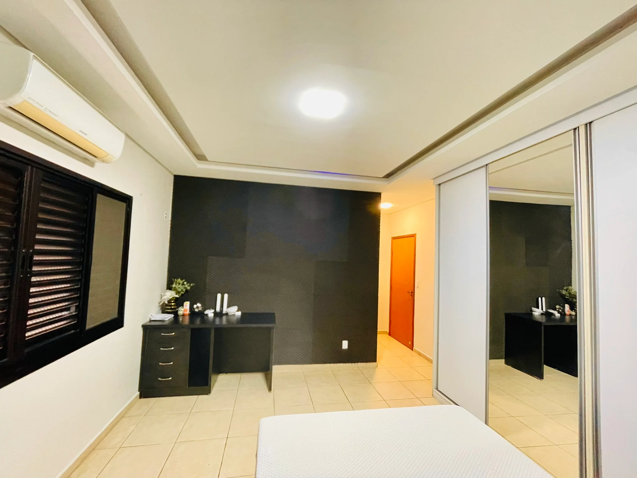 Casa à venda com 4 dormitórios no Condomínio Colonial Village I em Pindamonhangaba/SP. 