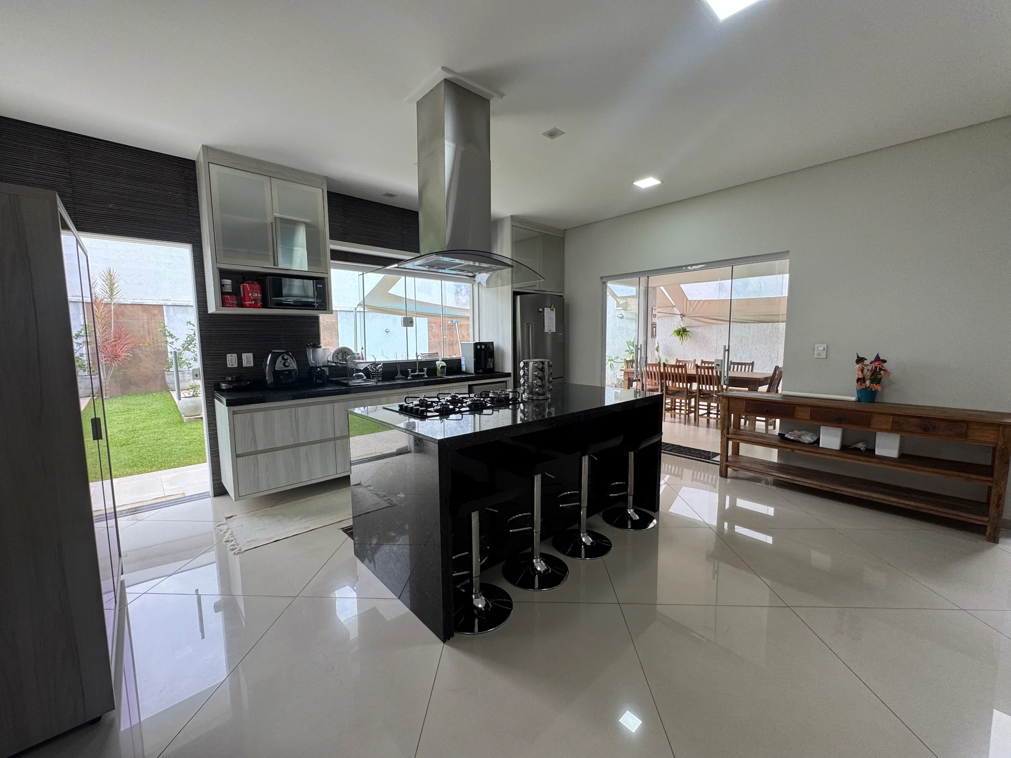 Casa à venda com 3 suítes no Condomínio Reserva dos Lagos em Pindamonhangaba/SP. 