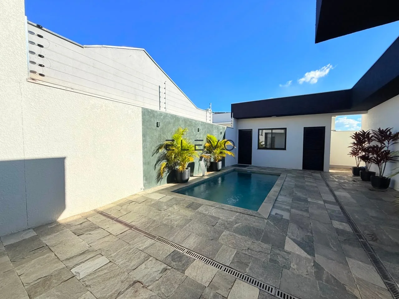 Casa Alto Padrão à Venda no Jardim Itália | 3 Suítes, Piscina Aquecida e Móveis Planejados