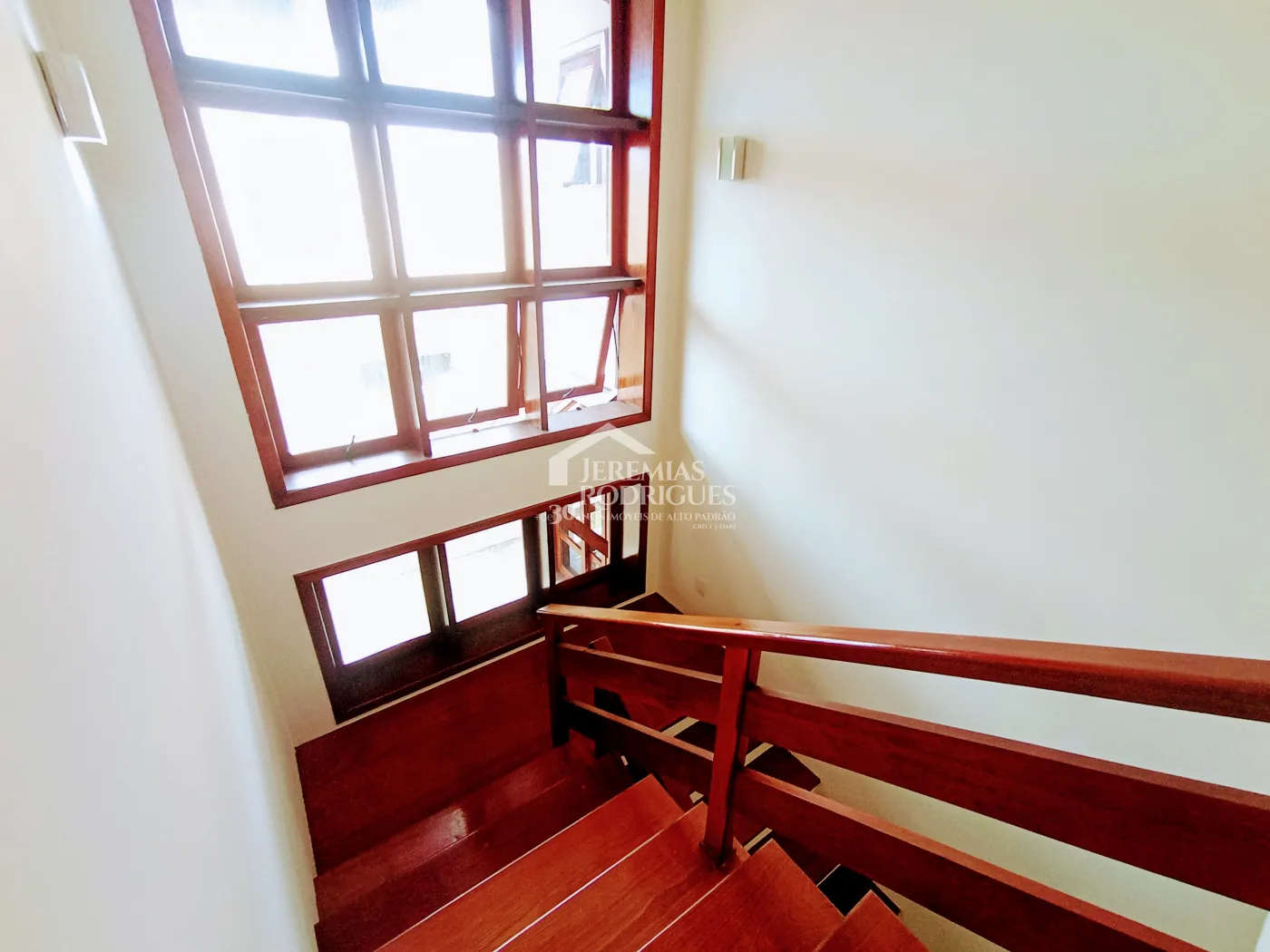 Casa à venda e locação com 4 suítes no Condomínio Colonial Village I em Pindamonhangaba/SP.