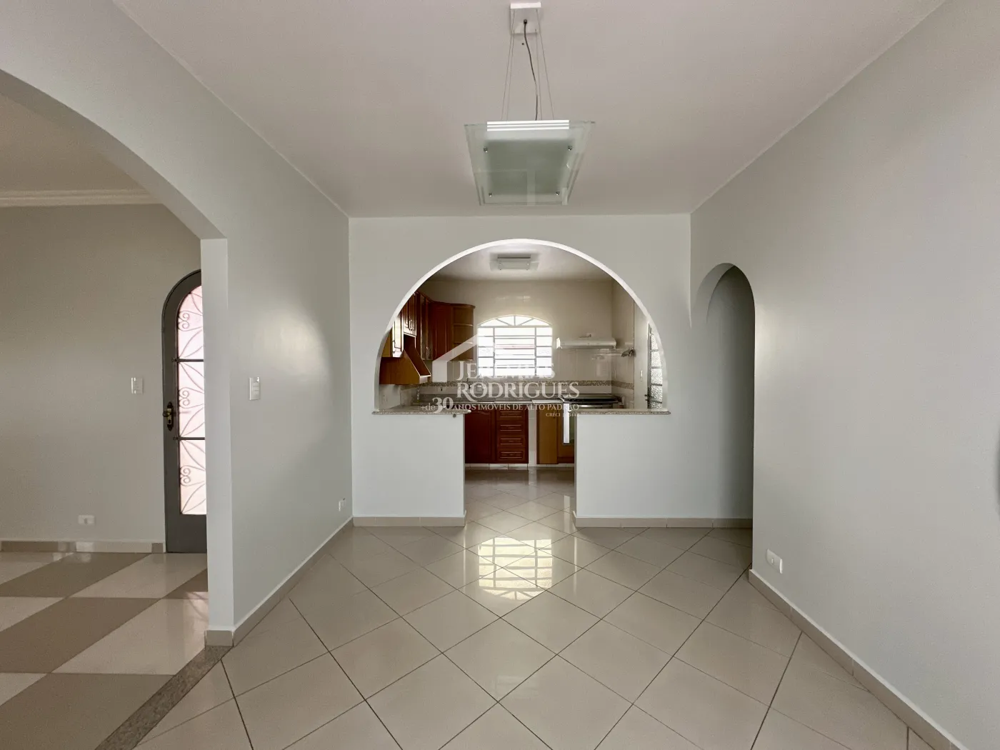 Casa para locação com 3 dormitórios no bairro Jardim Garcez em Taubaté/SP. 