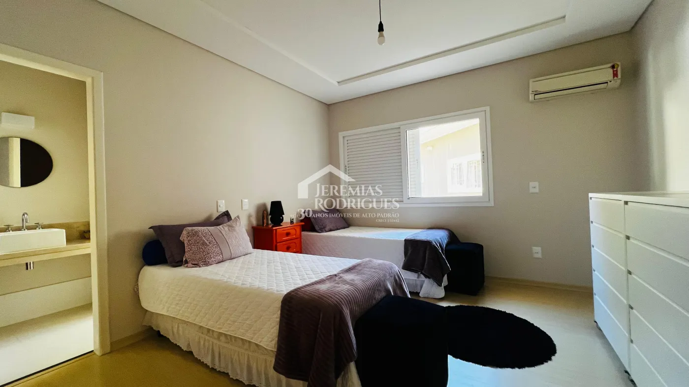 Casa para venda e locação com 6 dormitórios no Condomínio Chácaras Cataguá em Taubaté/SP.