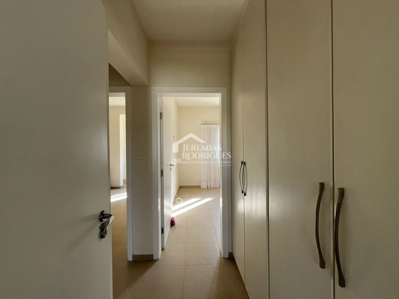 Casa à venda com 4 suítes no Condomínio Taubaté Village em Taubaté/SP.