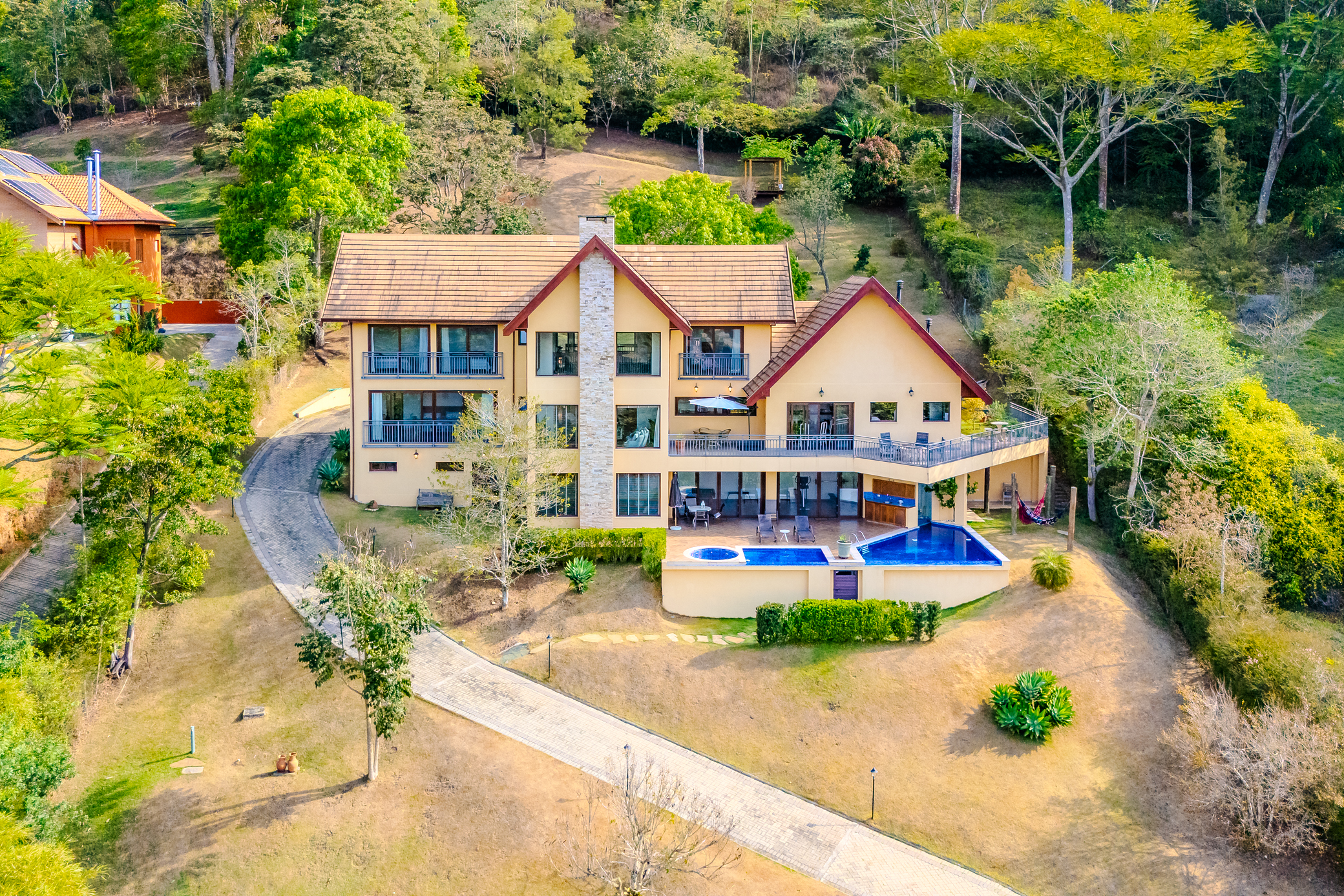 Casa à venda com com 5 suítes no Condomínio Country Club em Santo Antônio do Pinhal/SP. 