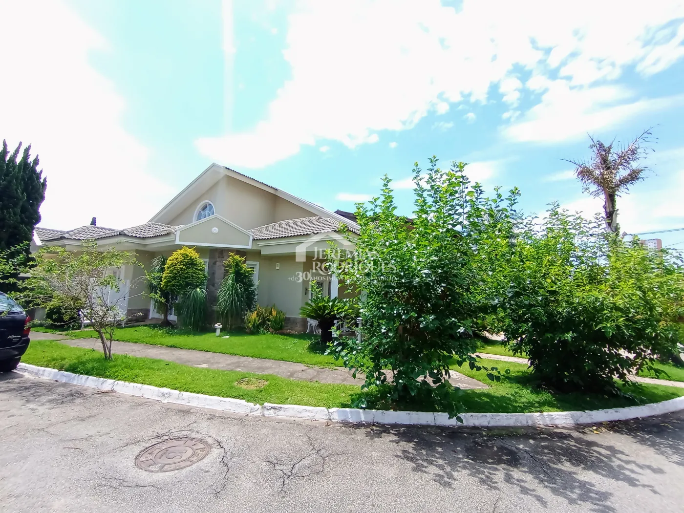 Casa para locação com 4 dormitórios no Condomínio Taubaté Village em Taubaté/SP.