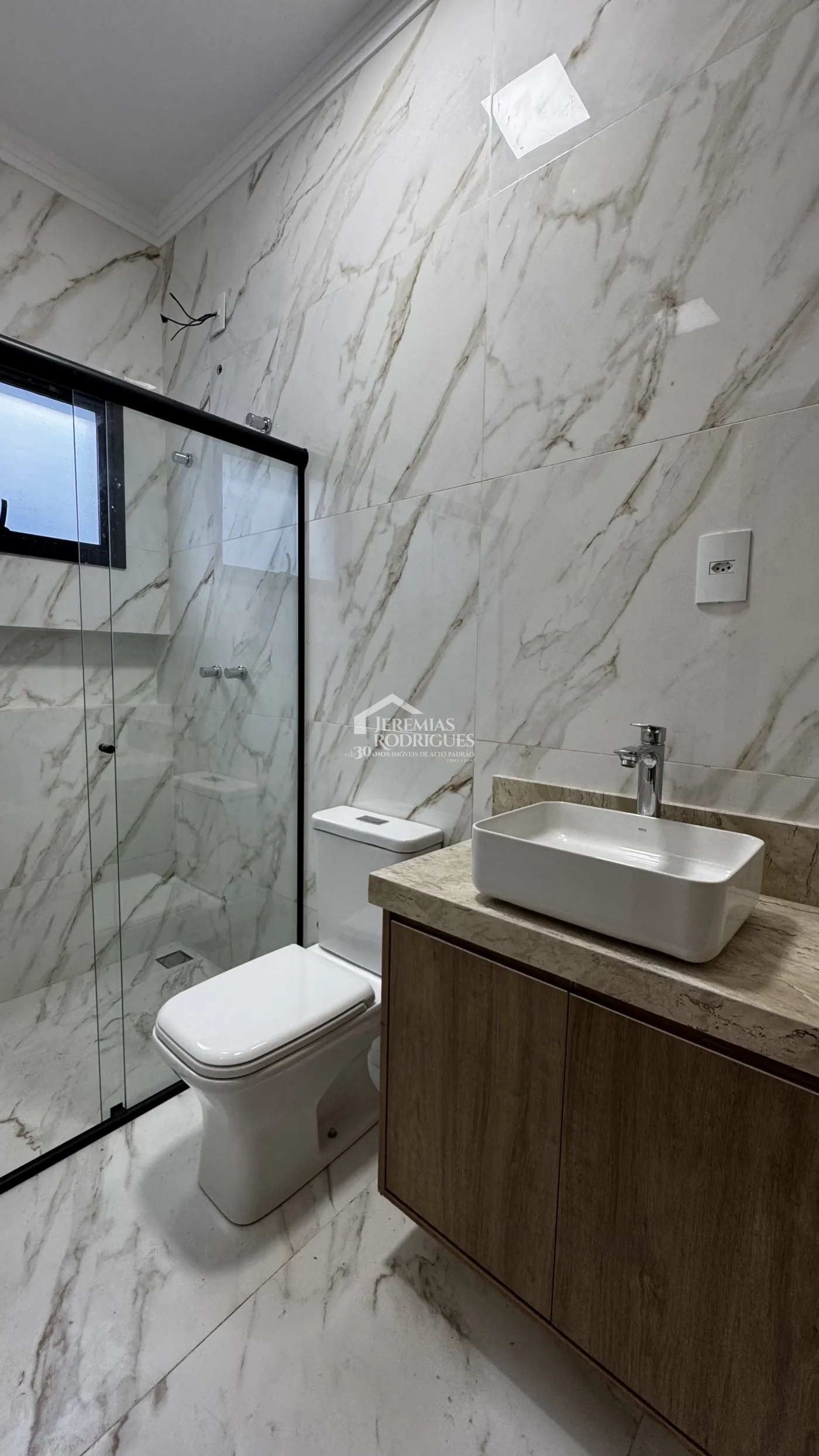 Casa à venda com 3 suítes no Condomínio Reserva dos Lagos em Pindamonhangaba/SP.