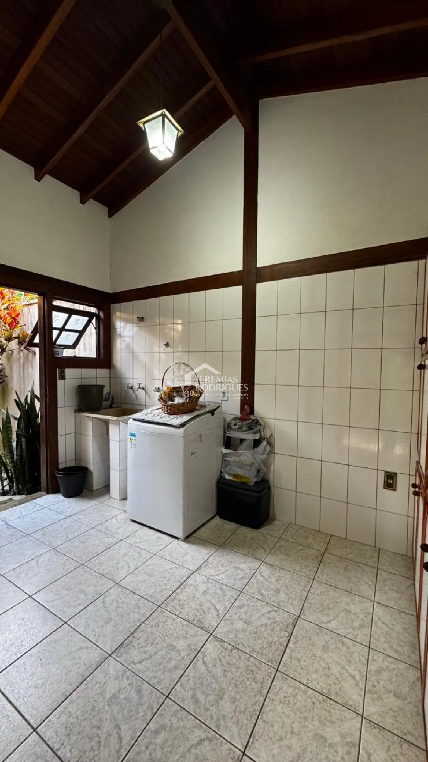 Casa à venda com 3 dormitórios no bairro Vila Rica em Pindamonhangaba/SP