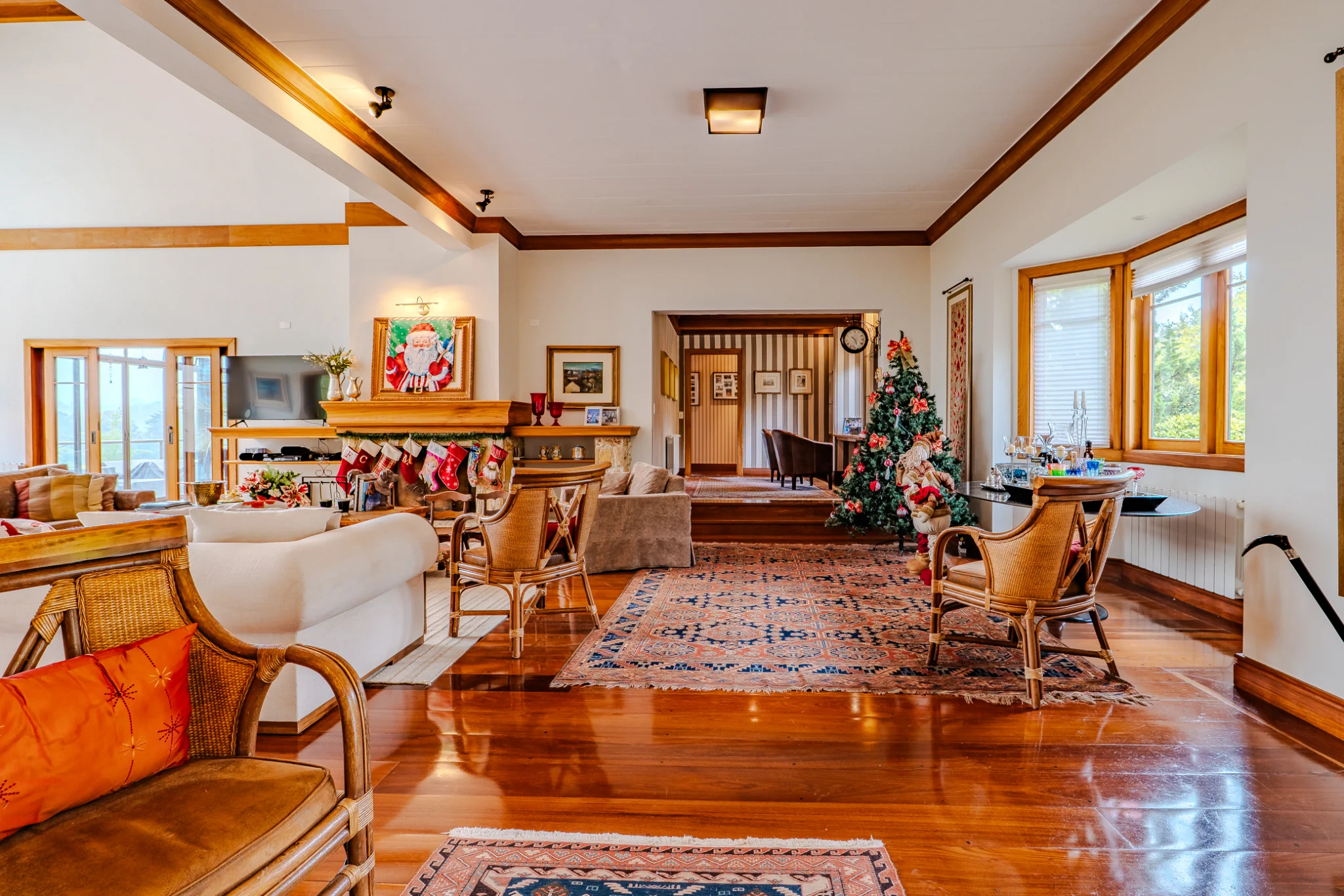 Casa à venda com 7 suítes no Condomínio Vila Simonsen em Campos do Jordão/SP. 