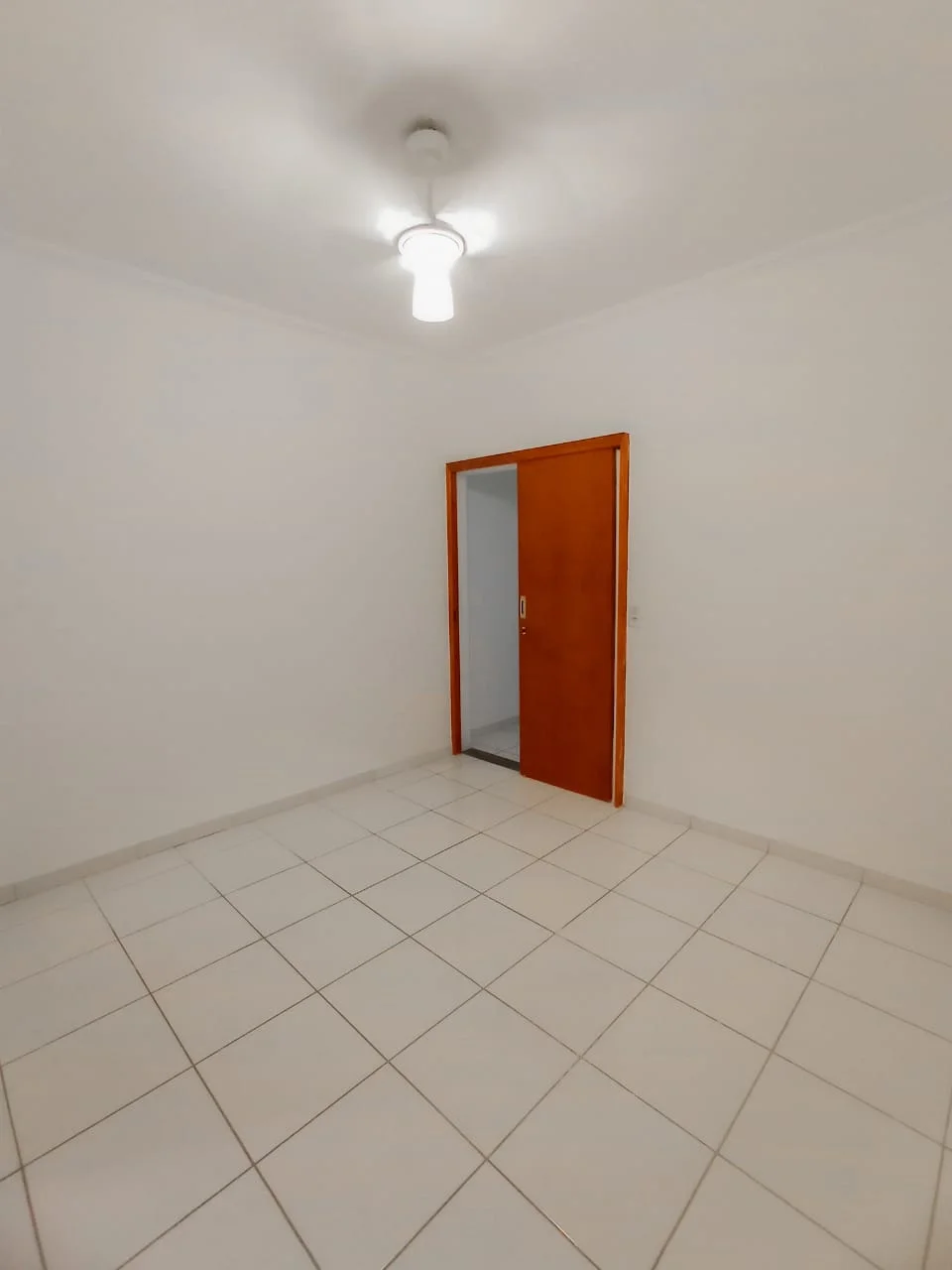 Casa para locação com 2 dormitórios no bairro Mombaça em Pindamonhangaba/SP. 