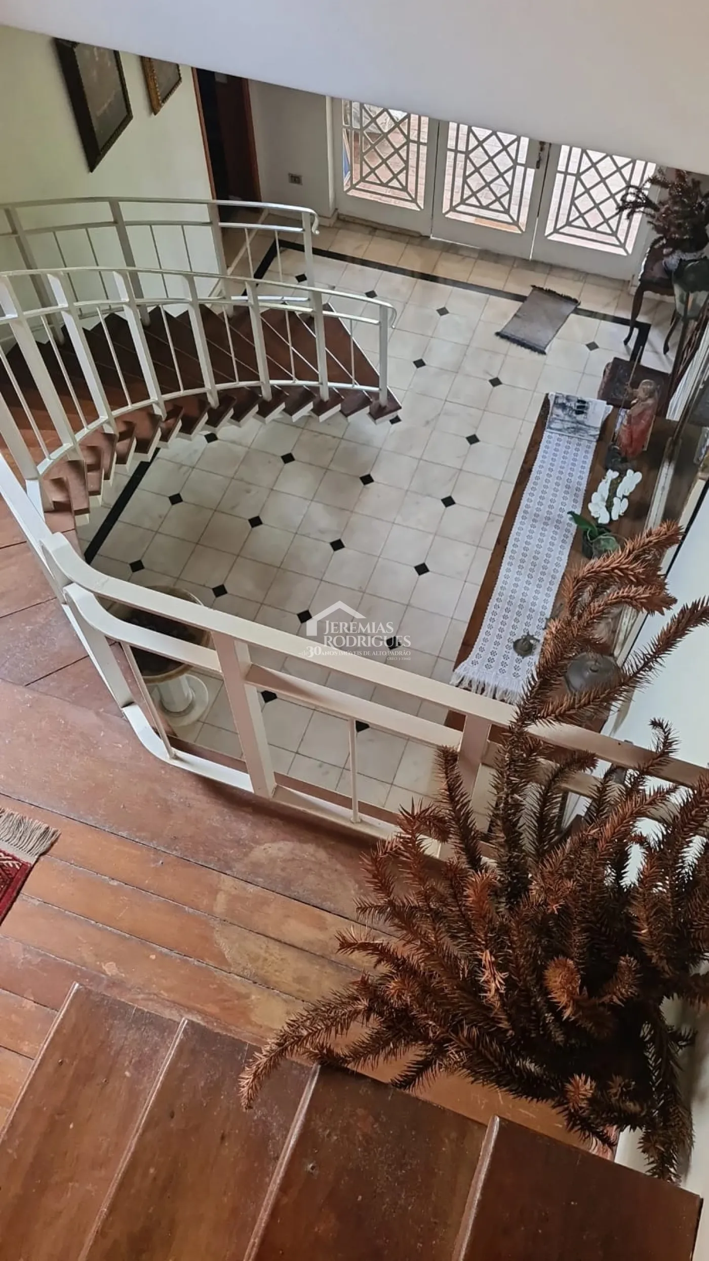 Casa à venda com 4 suítes no bairro Descansópolis em Campos do Jordão/SP.