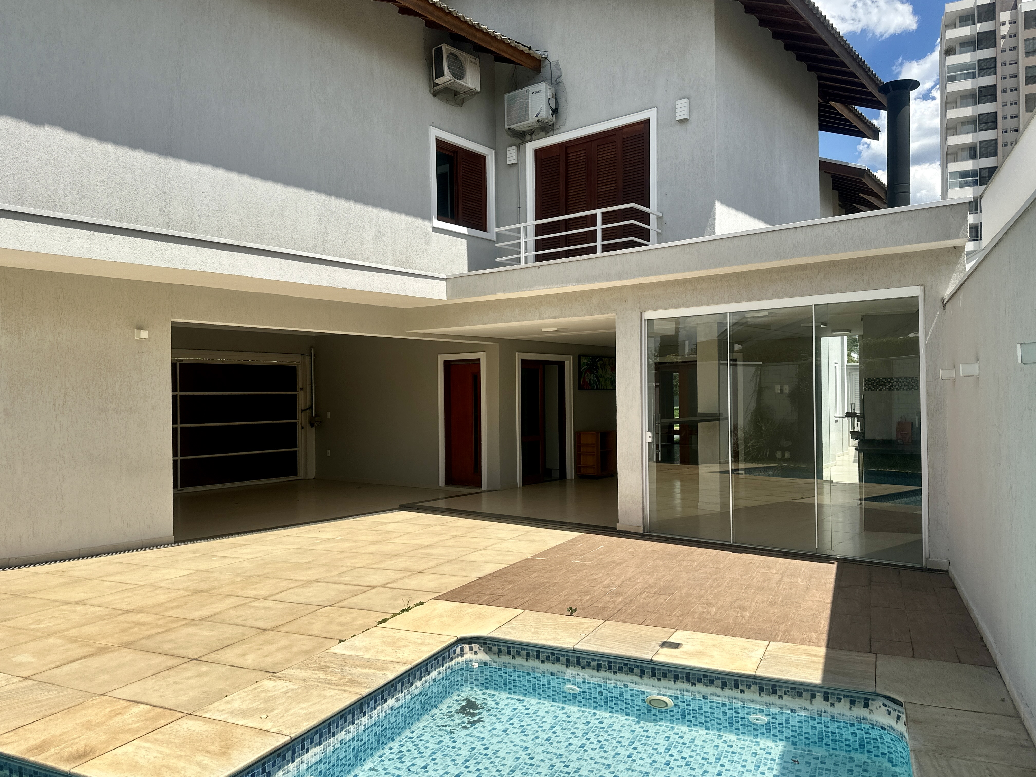 Casa para locação com 3 suítes no Condomínio Taubaté Village em Taubaté/SP. 