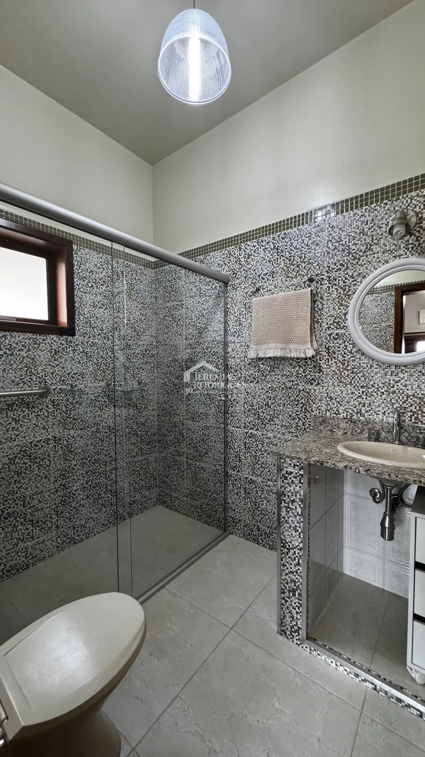 Casa assobradada à venda com 4 dormitórios no Condomínio Jardim das Hortênsias em Taubaté/SP.