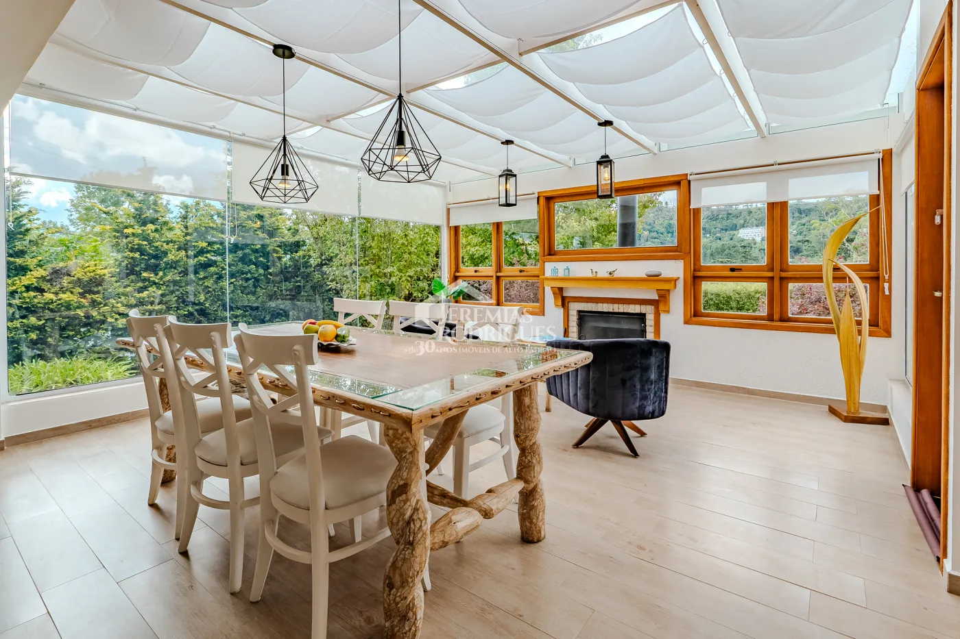 Casa assobradada à venda com 3 dormitórios no Condomínio Aldeia Austríaca em Campos do Jordão/SP.