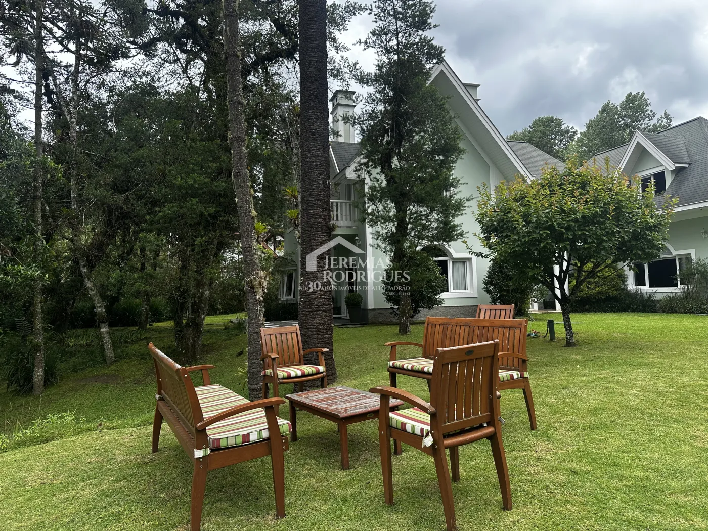 Casa à venda no Condomínio Vila Simonsen em Campos do Jordão/SP