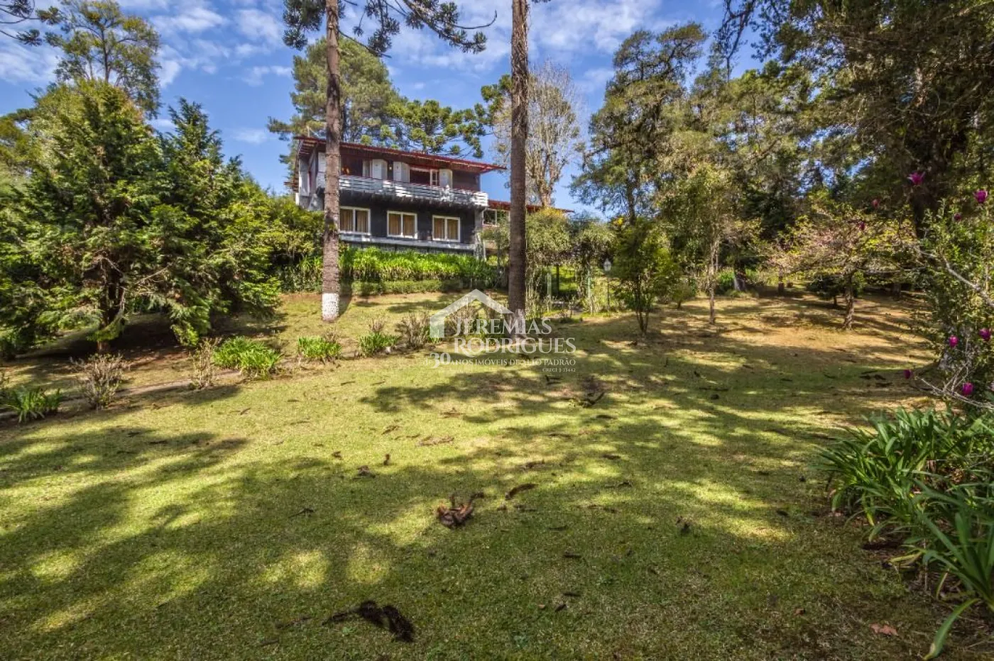 Casa à venda com 5 dormitórios no Jardim Embaixador em Campos do Jordão/SP