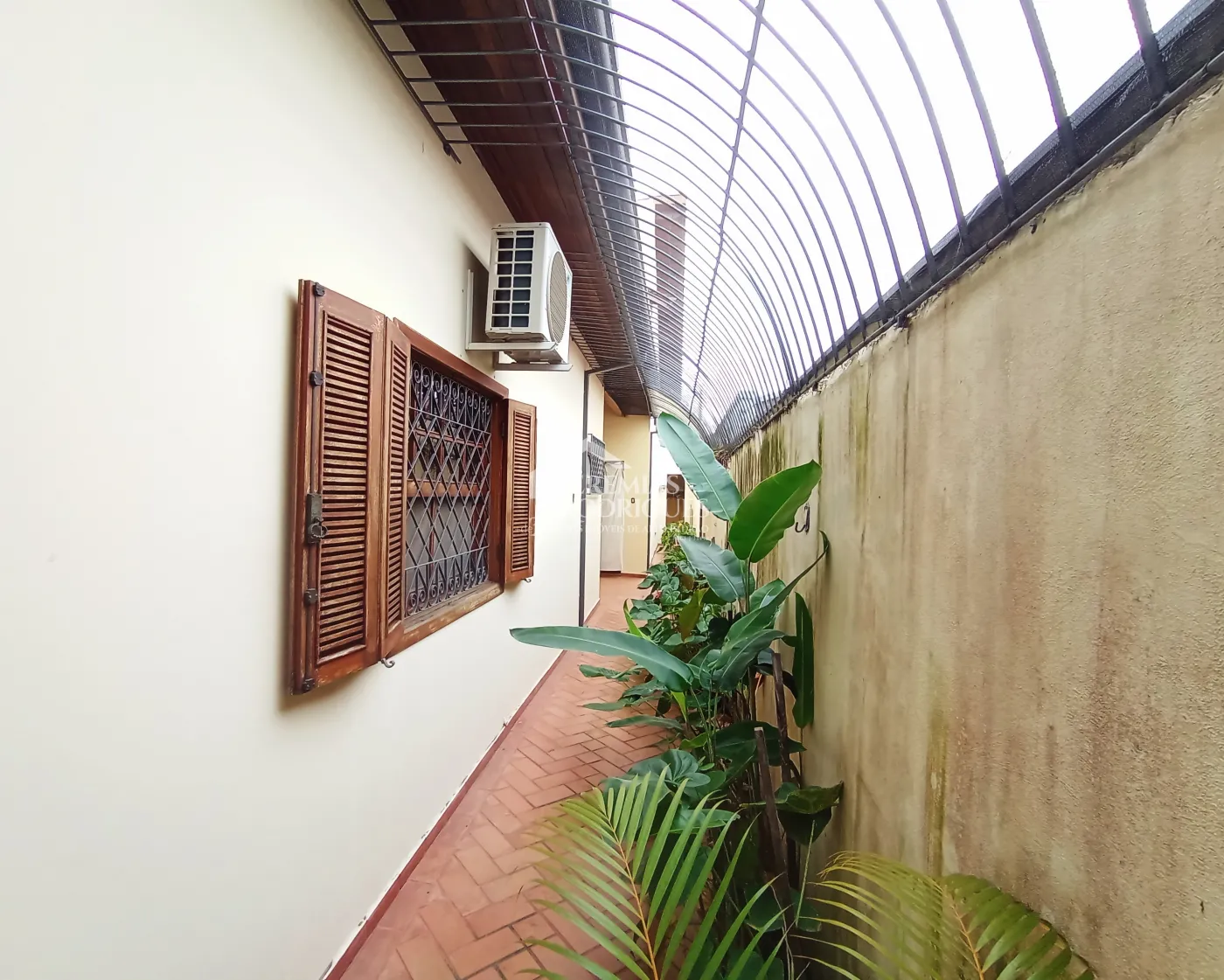 Casa para venda e locação com 3 suítes no bairro Parque das Flores em Taubaté/SP.