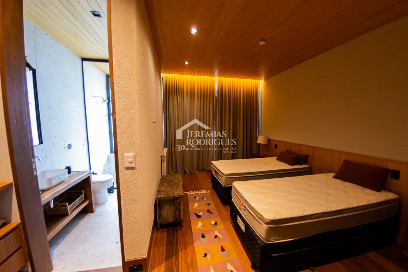 Casa com 5 quartos, 560 m²- Colinas Capivari - Campos do Jordão/SP
