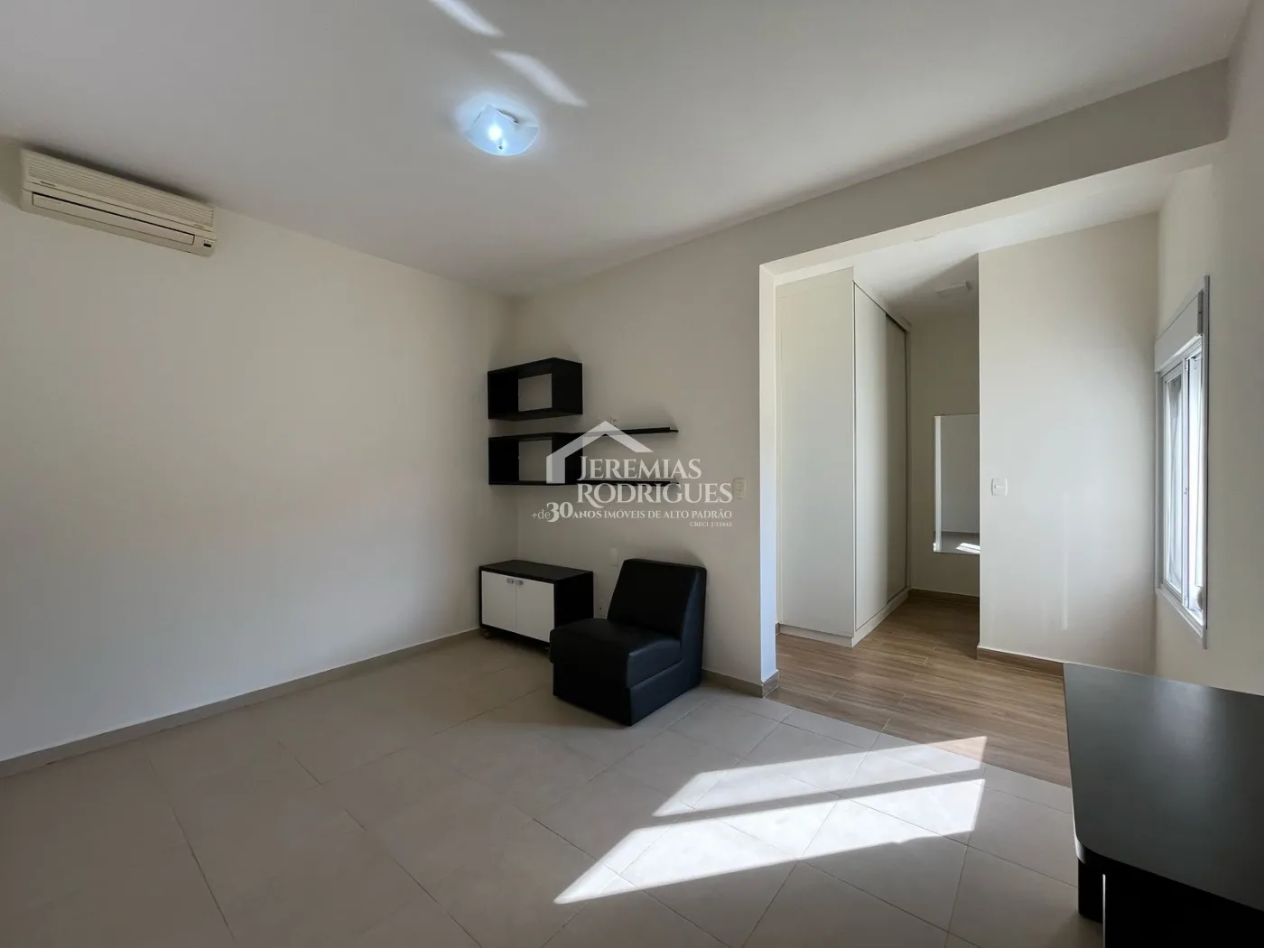 Casa à venda com 4 suítes no Condomínio Taubaté Village em Taubaté/SP.