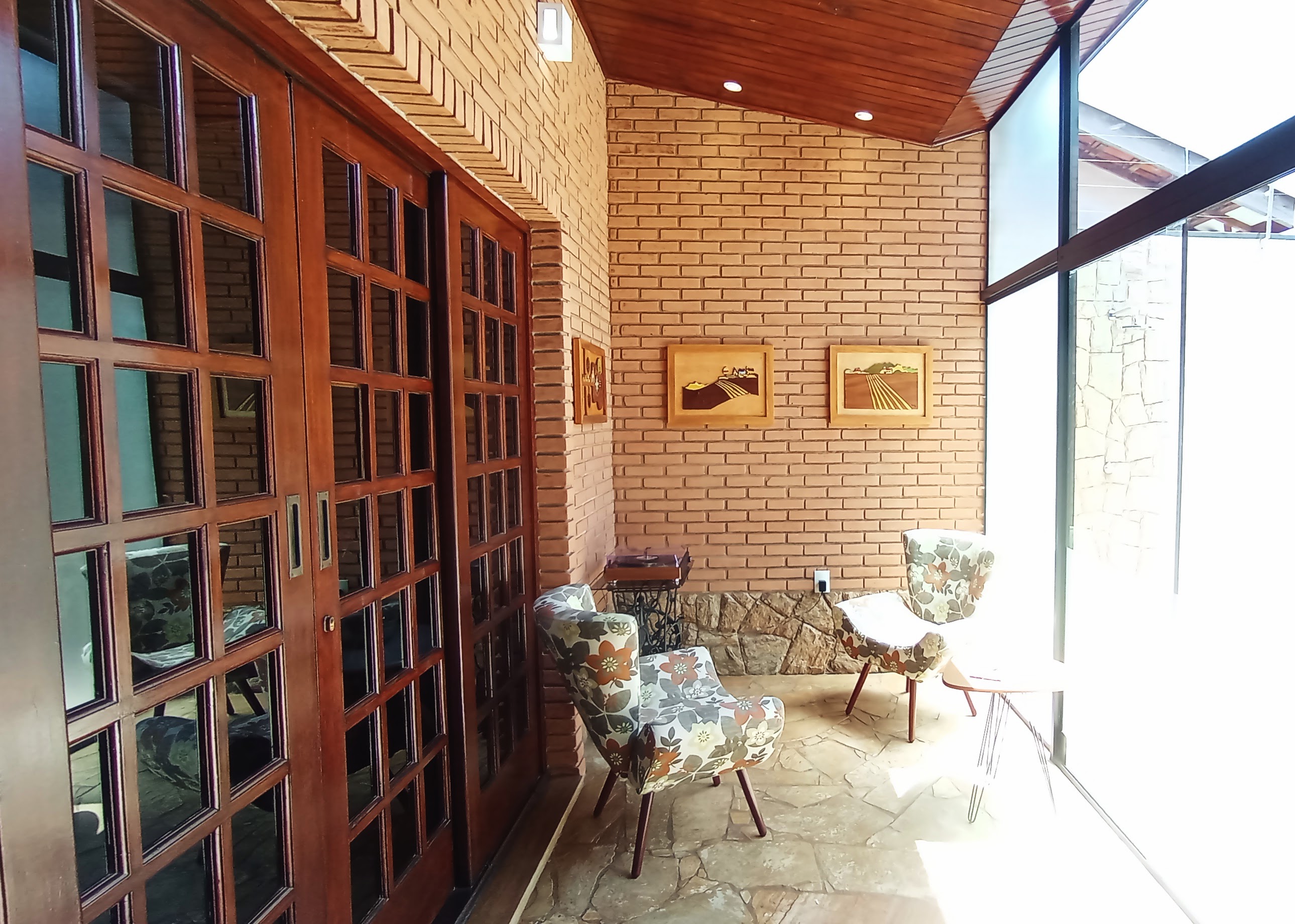 Casa à venda com 3 dormitórios no bairro Jardim do Sol em Taubaté/SP.