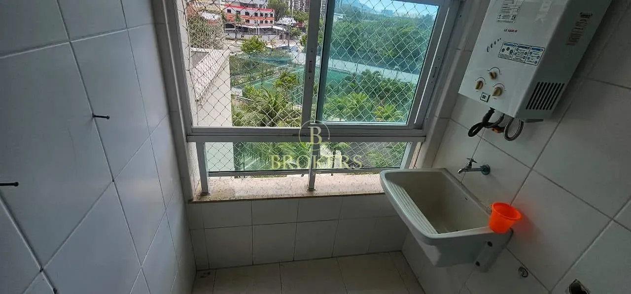 Oportunidade - Avenida Embaixador Abelardo Bueno - Barra Olímpica. Varanda, 2 quartos sendo 1 suíte