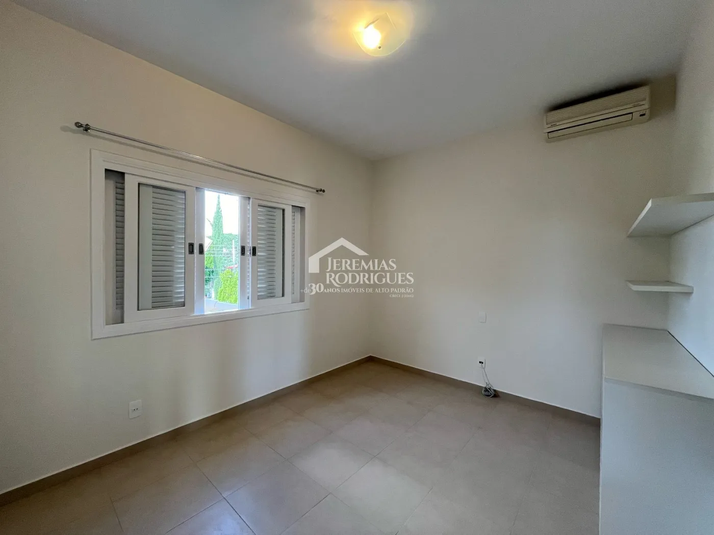 Casa à venda com 4 suítes no Condomínio Taubaté Village em Taubaté/SP.