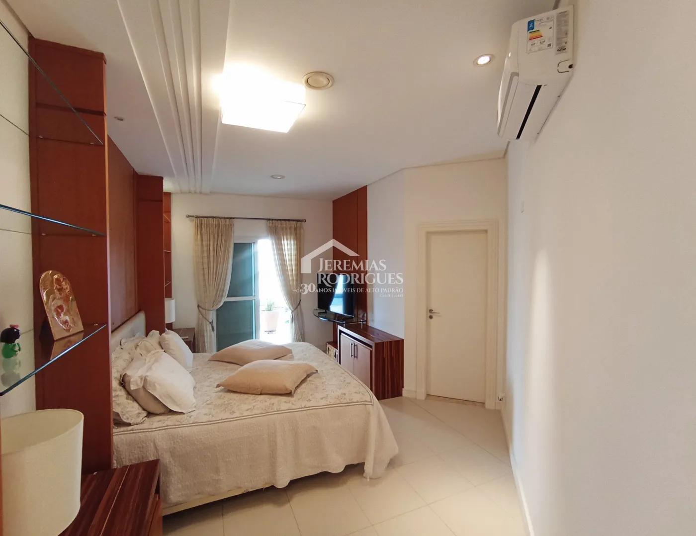 Casa à venda com 4 dormitórios no Condomínio Taubaté Village em Taubaté/SP.