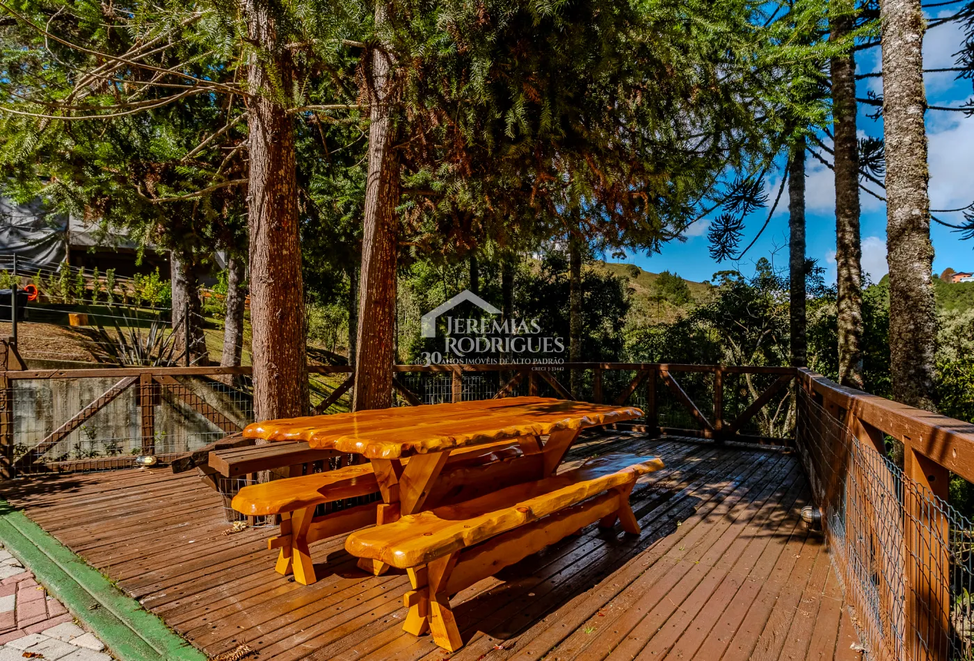 Casa à venda com 3 suítes no Condomínio Reserva Figueiredo em Campos do Jordão/SP.