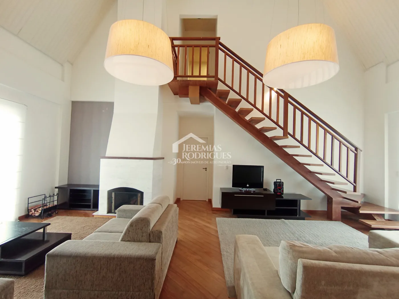 Apartamento duplex à venda com 4 suítes, 401 m² no Condomínio Chateau D Amboise em Campos do Jordão/SP.