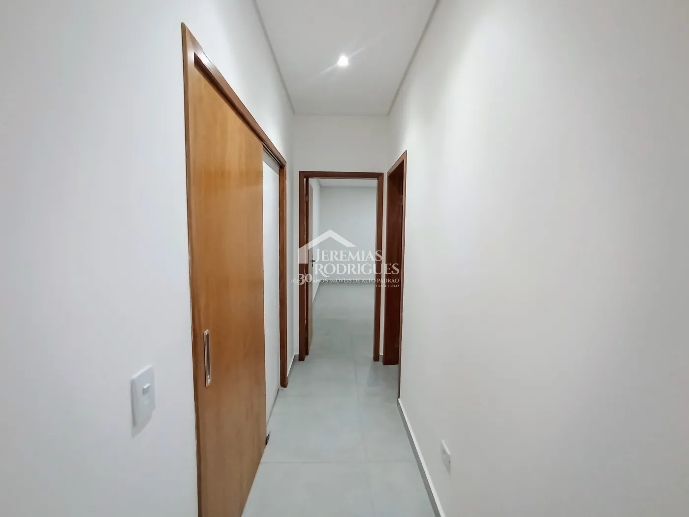 Casa à venda com 3 suítes no Condomínio Campos do Conde II em Tremembé/SP.