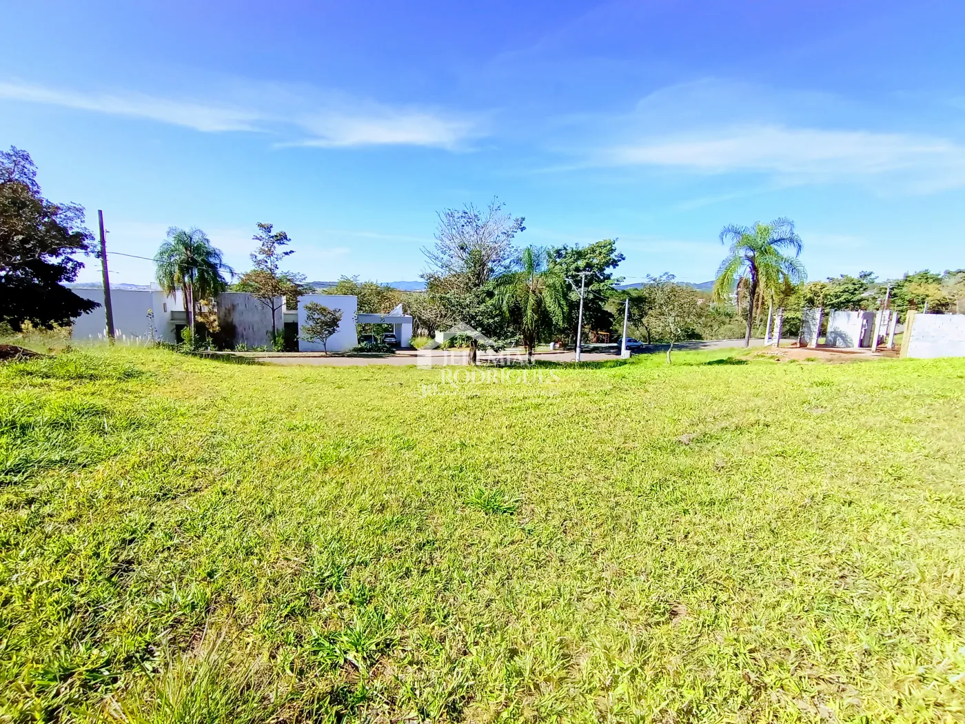 Terreno à venda com 1.139 m² no Condomínio Altos do Cataguá em Taubaté/SP.