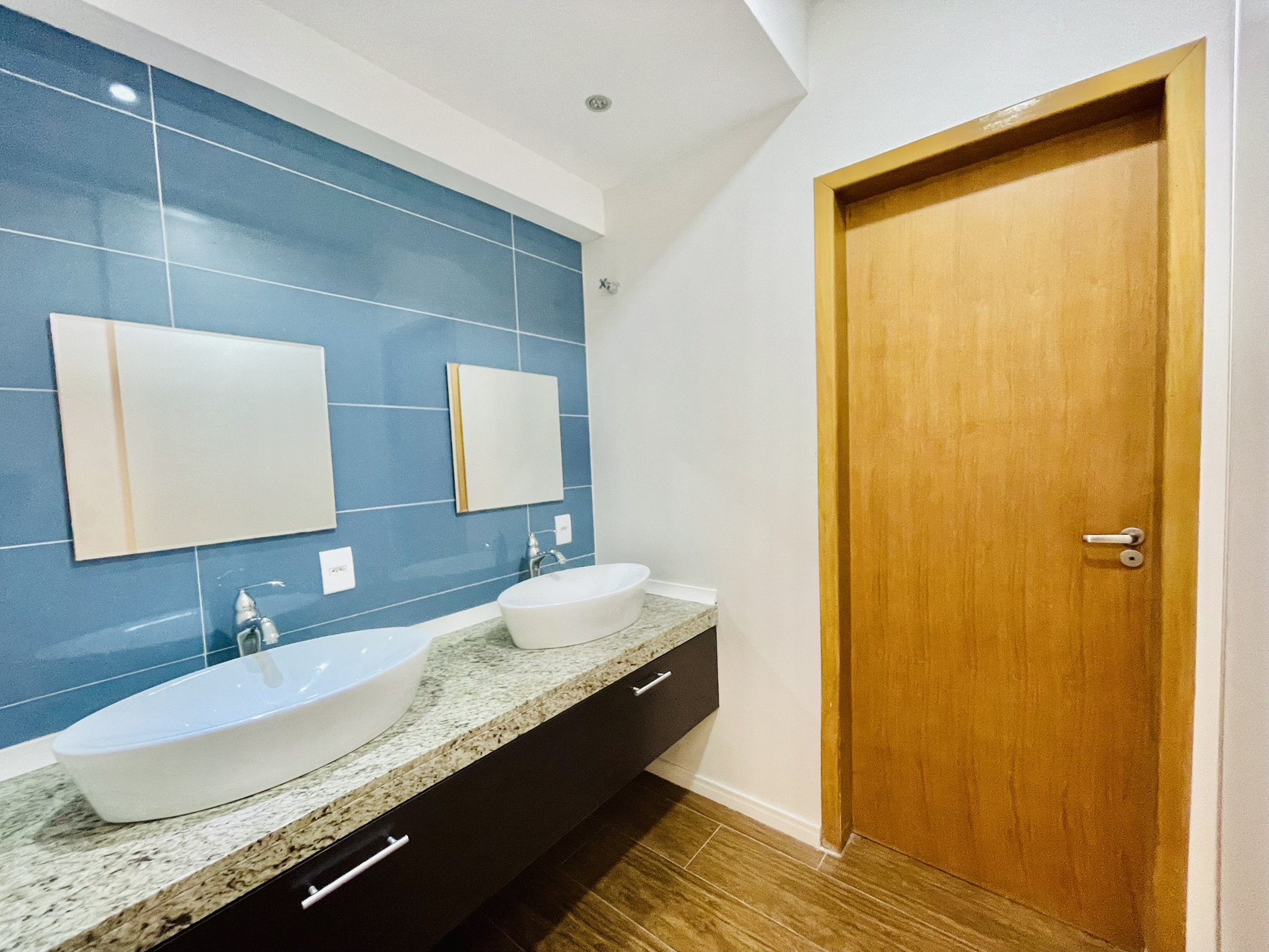 Casa à venda com 3 suítes no Condomínio Campos do Conde II em Tremembé/SP.