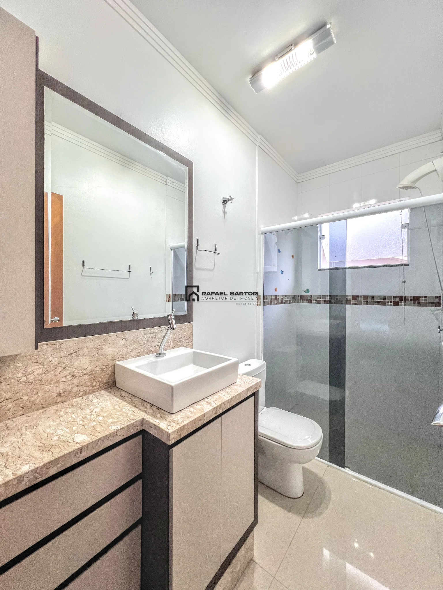 CASA COM 04 SUITES NO AMIZADE