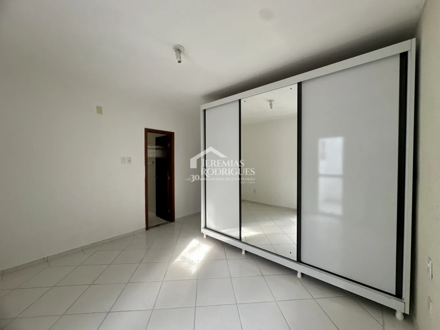 Casa para venda e locação com 4 dormitórios no Condomínio Alto dos Pinheiros em Taubaté/SP.