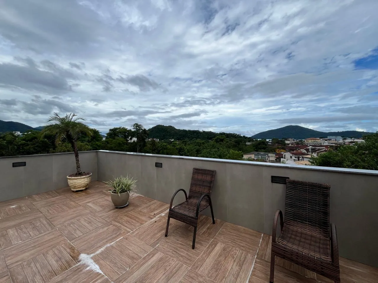 Apartamento à venda com 4 dormitórios, 260 m² no Edifício Recanto dos Nobres em Ubatuba/SP. 