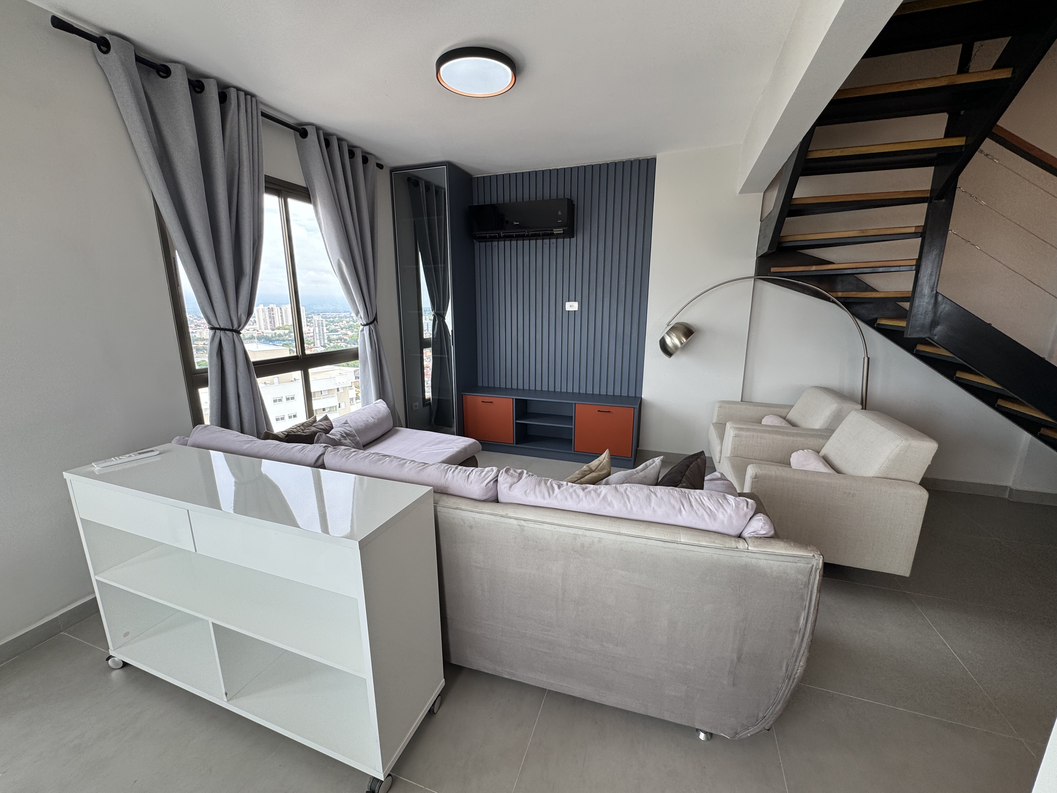 Apartamento triplex para venda e locação com 3 dormitórios, 119 m² no Edifício Jabuticabeiras em Taubaté/SP.