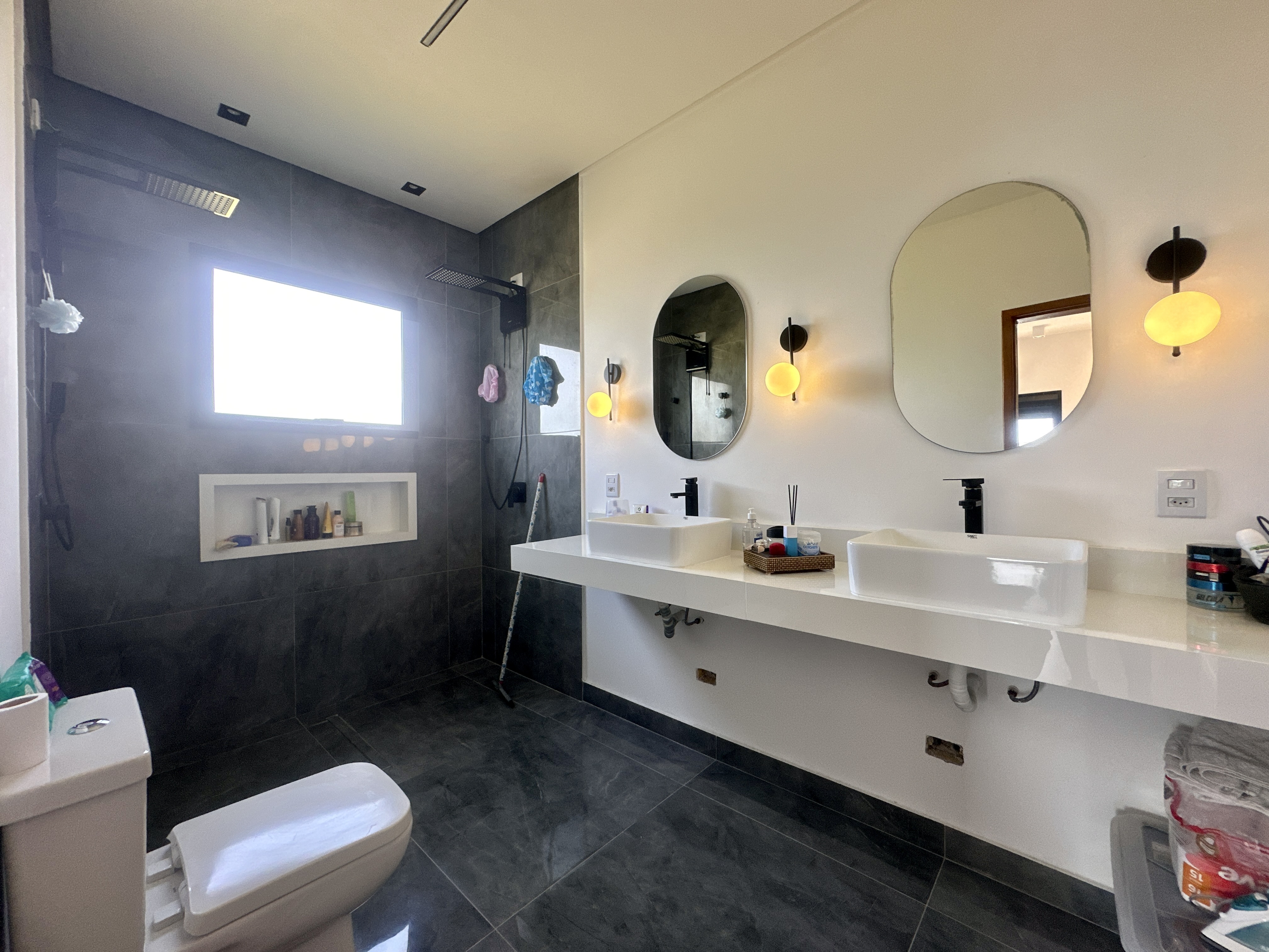 Casa à venda com 4 dormitórios no Condomínio Bella Vitta em Caçapava/SP.