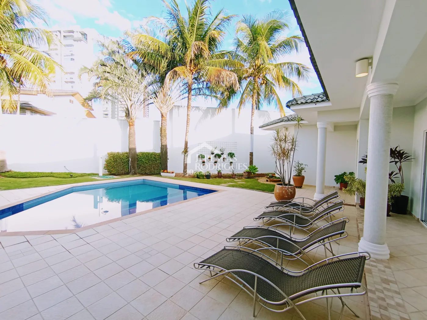 Casa à venda com 4 dormitórios no Condomínio Taubaté Village em Taubaté/SP.