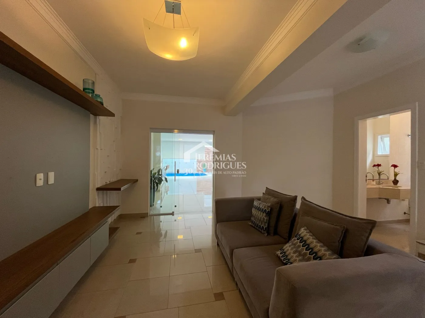 Casa à venda com 4 suítes no Condomínio Taubaté Village em Taubaté/SP.