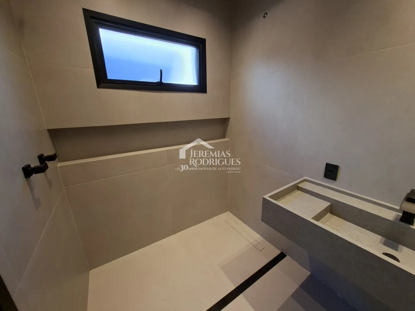 Casa à venda com 4 dormitórios, no Condomínio Parque da Mantiqueira em Santo Antônio do Pinhal/SP.