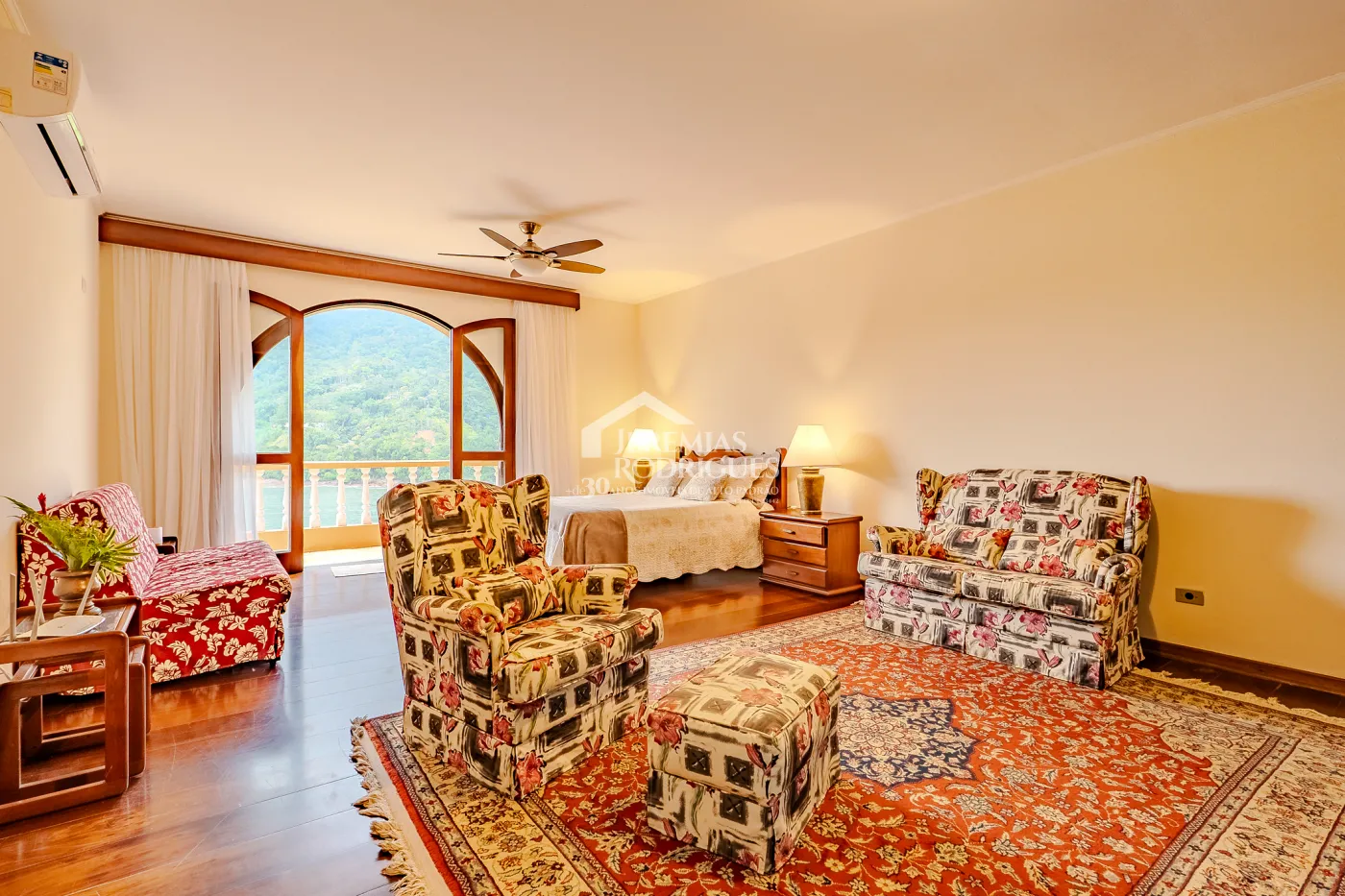 Mansão à venda com 7suítes no Condomínio Santa Rita em Ubatuba/SP.